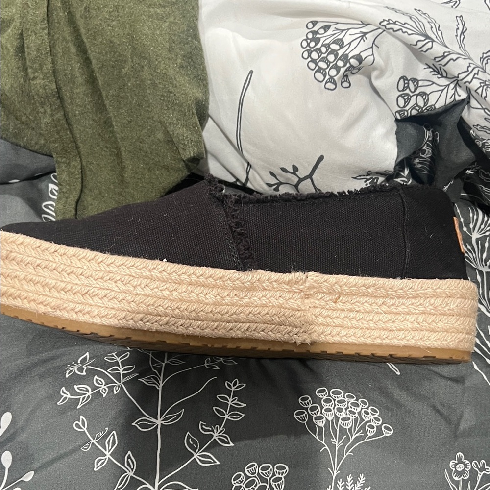 Toms Black Espadrille Slip-On Women's Shoes - Picture 2 of 5